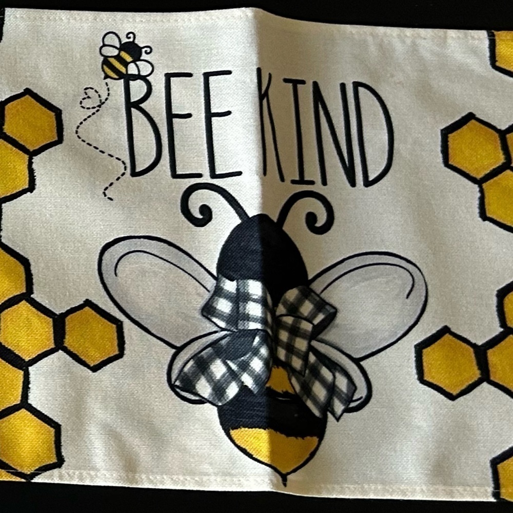 Bee Kind Placemats 12 x 18 Inch Set of 4 - BRAND NEW - Picture 4 of 4